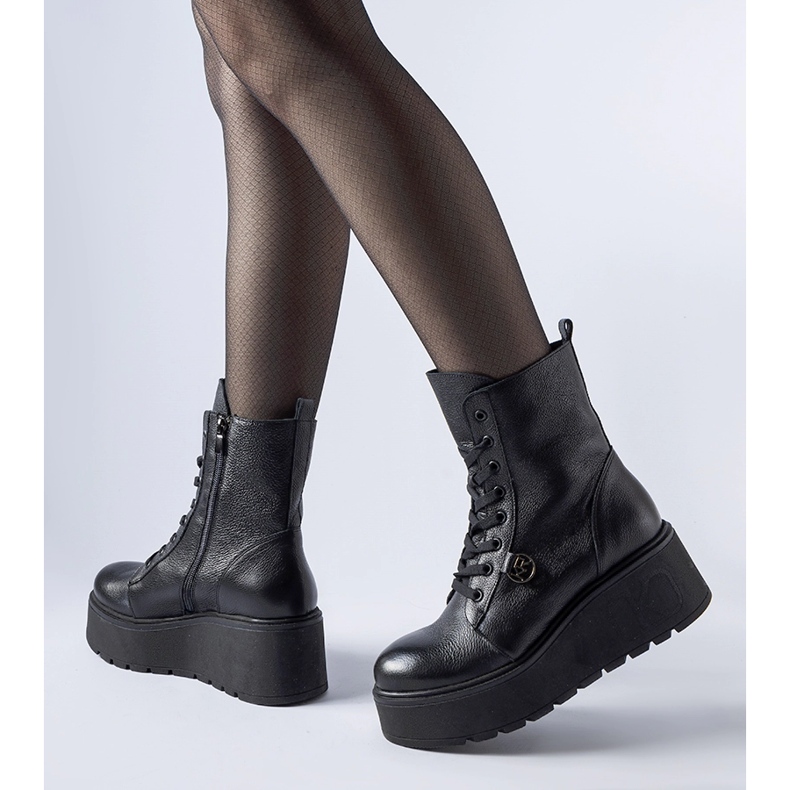 Bottines en cuir noir sur la plateforme Karino 1