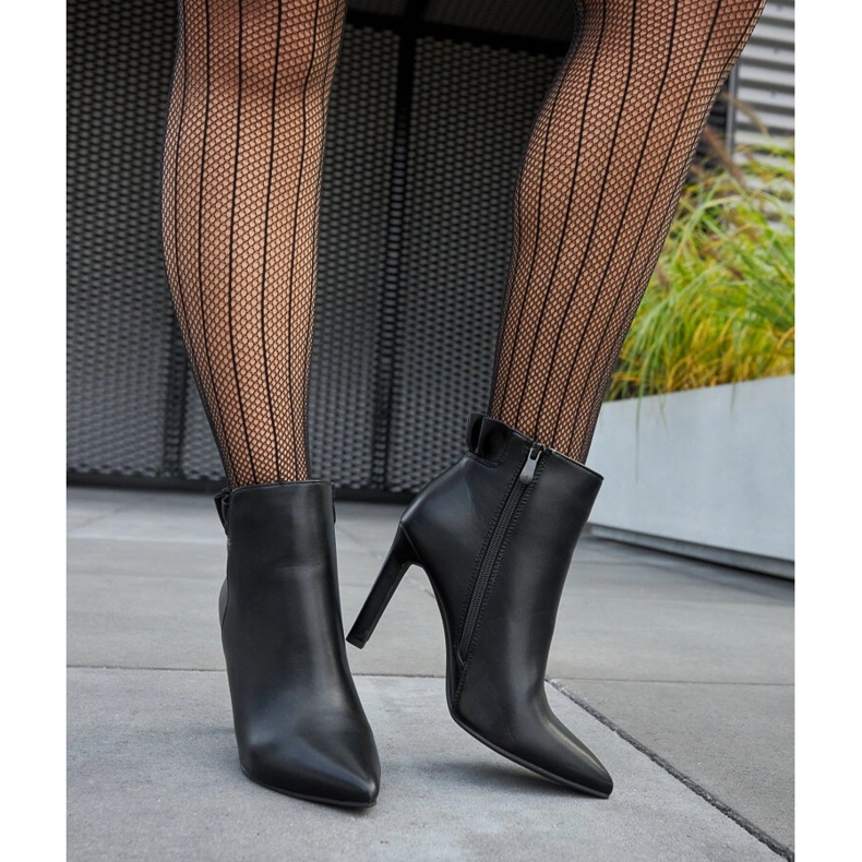 Bottines noires à volant sur aiguille Roger le noir 1