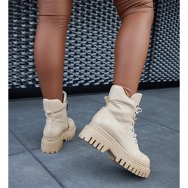 Bottes isolées en cuir beige par Karino 1