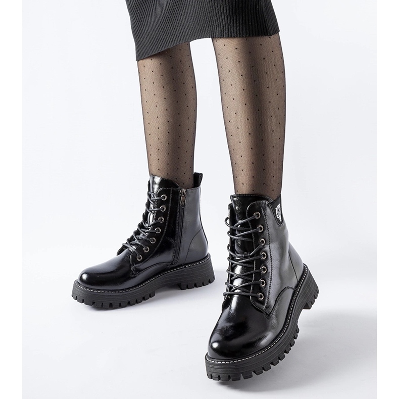 Ouvriers Bungana noirs, isolés et laqués le noir 1