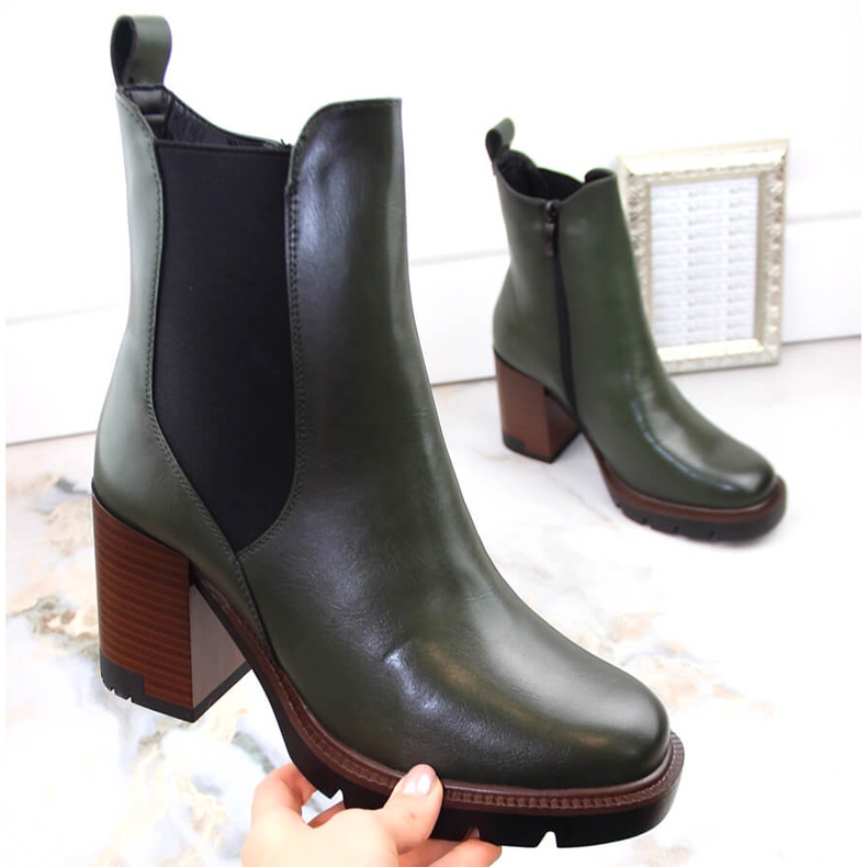 Bottines Chelsea femme, isolées, vertes, Potocki SZ12175 1 Bottines Chelsea femme, isolées, vertes, Potocki SZ12175 1
