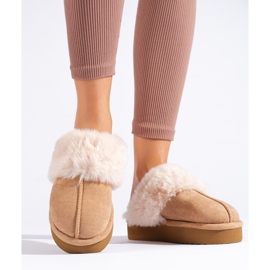 Peluches beiges moelleuses sur la plateforme Shelovet 1
