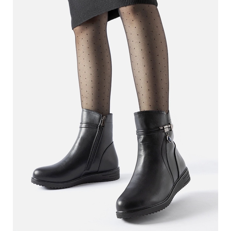 Bottines isolées noires avec pendentif décoratif Nola le noir 1 Bottines isolées noires avec pendentif décoratif Nola le noir 1