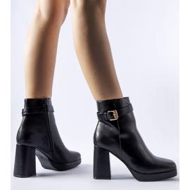 Bottines à talons hauts Caio classiques isolées noires 1