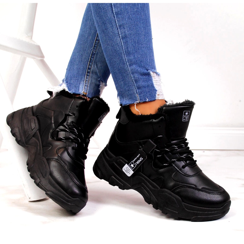 News Baskets isolées pour femmes, bottes de neige noires 1