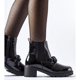 Bottines isolées en cuir verni noir avec boucle 1