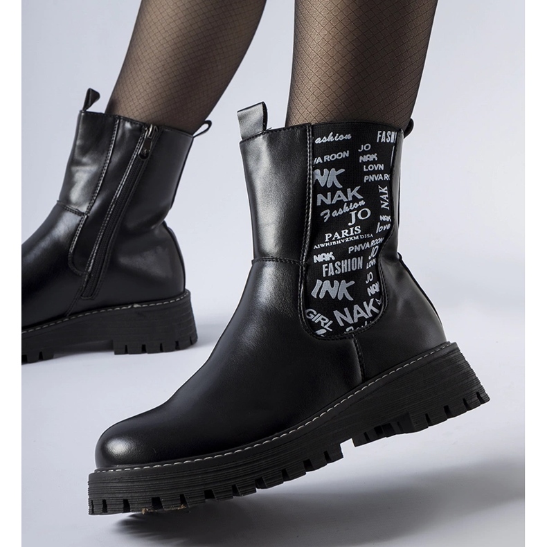 Bottines isolées noires avec inscriptions le noir 1 Bottines isolées noires avec inscriptions le noir 1
