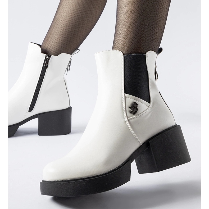 Bottes isolées blanches avec un bloc massif 1