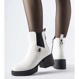 Bottes isolées blanches avec un bloc massif 2
