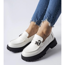 Mocassins blancs et noirs avec boucle 1