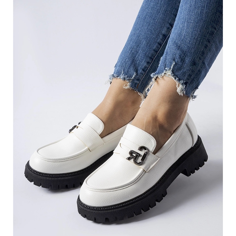 Mocassins blancs et noirs avec boucle blanche 1