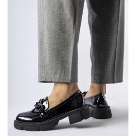 Mocassins vernis noirs avec chaîne Suelli le noir 1
