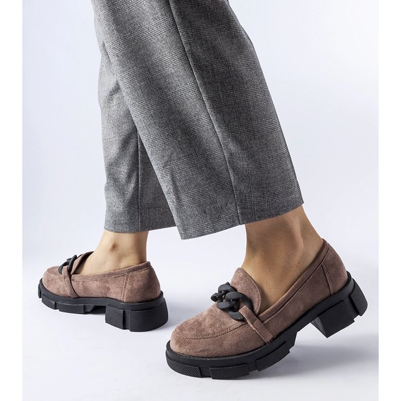 Mocassins marron avec chaîne en éco-daim brun 1
