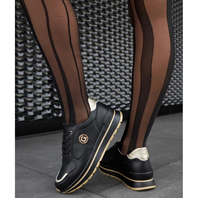 Chaussures en cuir noir avec strass 1