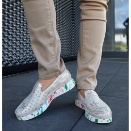 Chaussures beiges avec un coin coloré 1