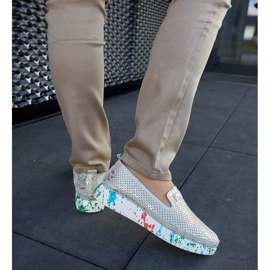 Chaussures beiges avec un coin coloré 2