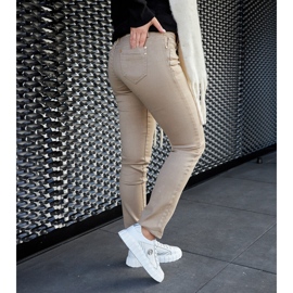 Baskets en cuir blanc sur la plateforme 1