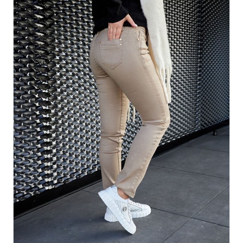 Baskets en cuir blanc sur la plateforme 1