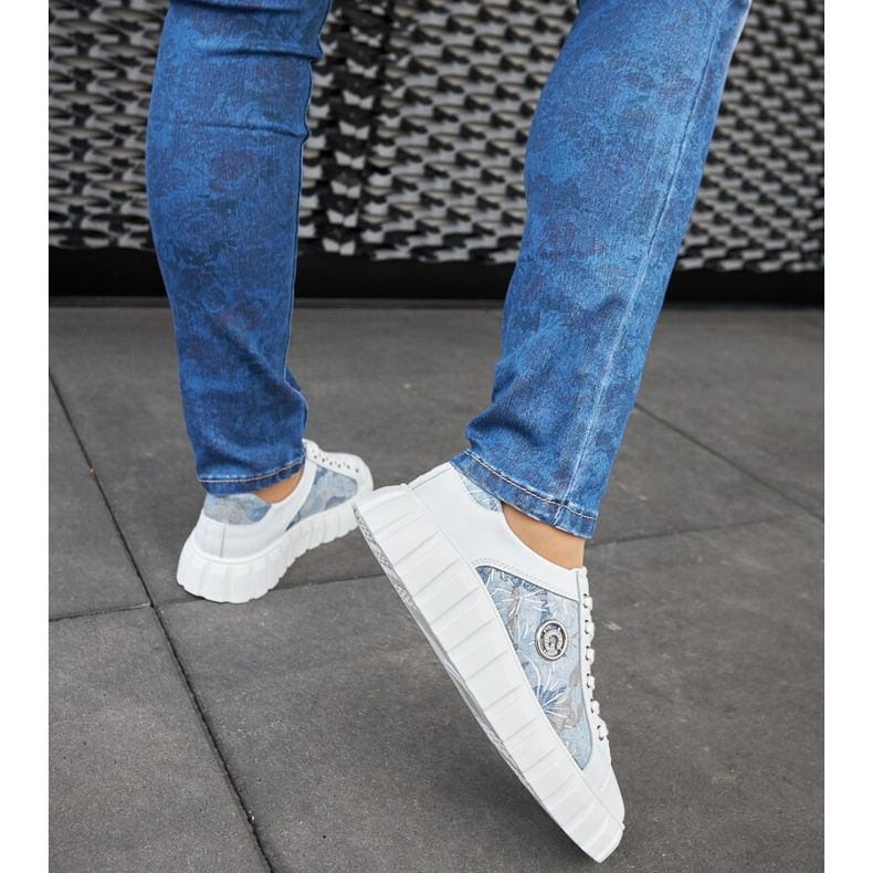 Baskets en cuir blanc et bleu 1