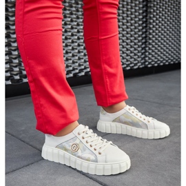 Baskets en cuir beige avec strass 1