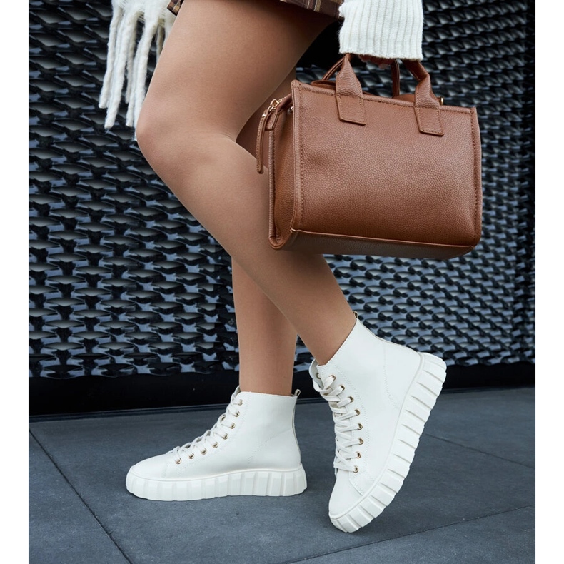 Baskets longues en cuir beiges 1