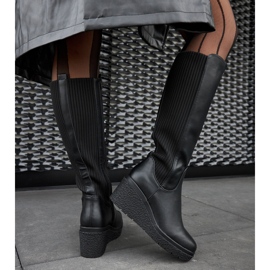 Bottes compensées noires isolées le noir 1