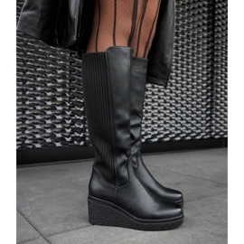 Bottes compensées noires isolées le noir 2