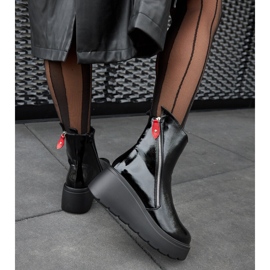 Bottes compensées noires isolées le noir 3