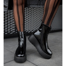 Bottes compensées noires isolées le noir 1