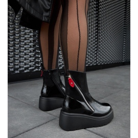 Bottes compensées noires isolées le noir 4