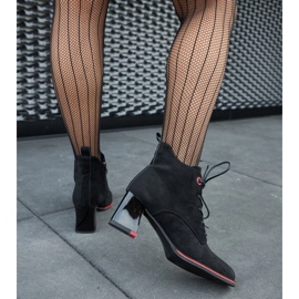Bottines noires avec un accent rouge sur le talon San 1