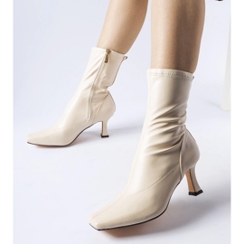Bottines beiges à petit talon 1