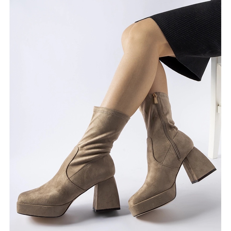 Bottines marron sur le poteau brun 1 Bottines marron sur le poteau brun 1