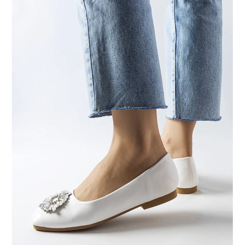 Ballerines blanches avec une broche Miren 1