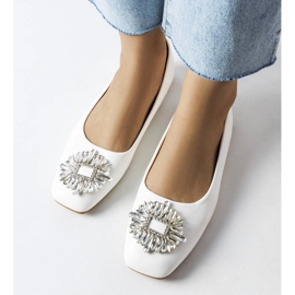 Ballerines blanches avec une broche Miren 2