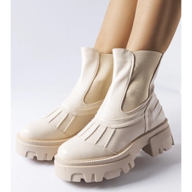 Travailleurs Carruba isolés massifs beiges 1