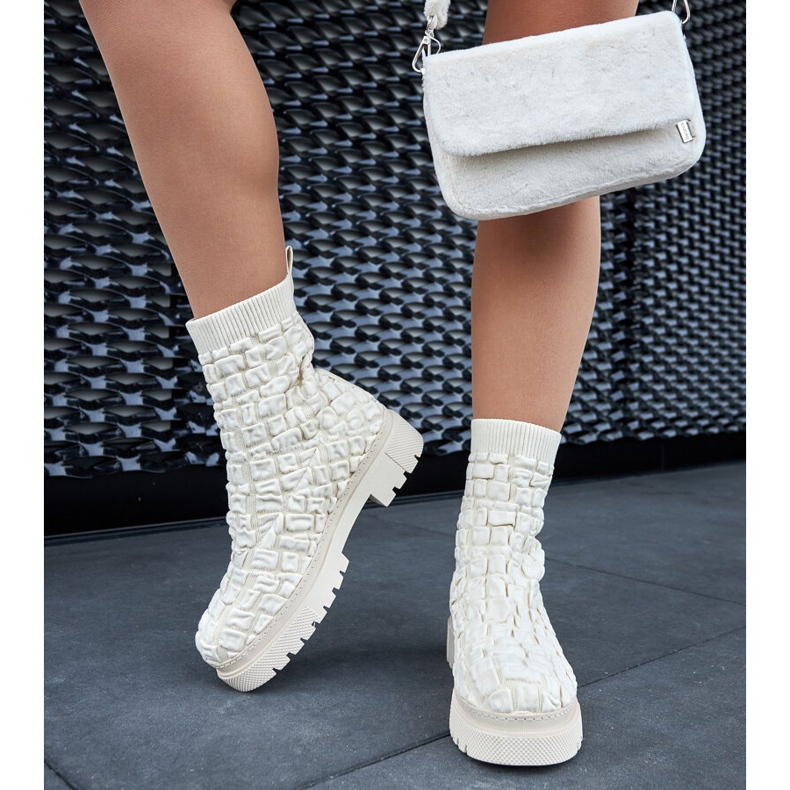 Bottines beiges à tige chaussette par Arlington 1 Bottines beiges à tige chaussette par Arlington 1