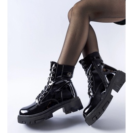 Bottines Cunha vernies noires légèrement isolées 1