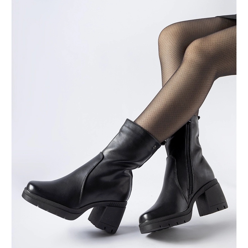 Bottines isolées noires d'Agordino le noir 1