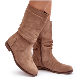 Bottes pour femmes beiges sur un talon plat avec une tige froncée Kotine 9