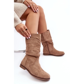 Bottes pour femmes beiges sur un talon plat avec une tige froncée Kotine 8