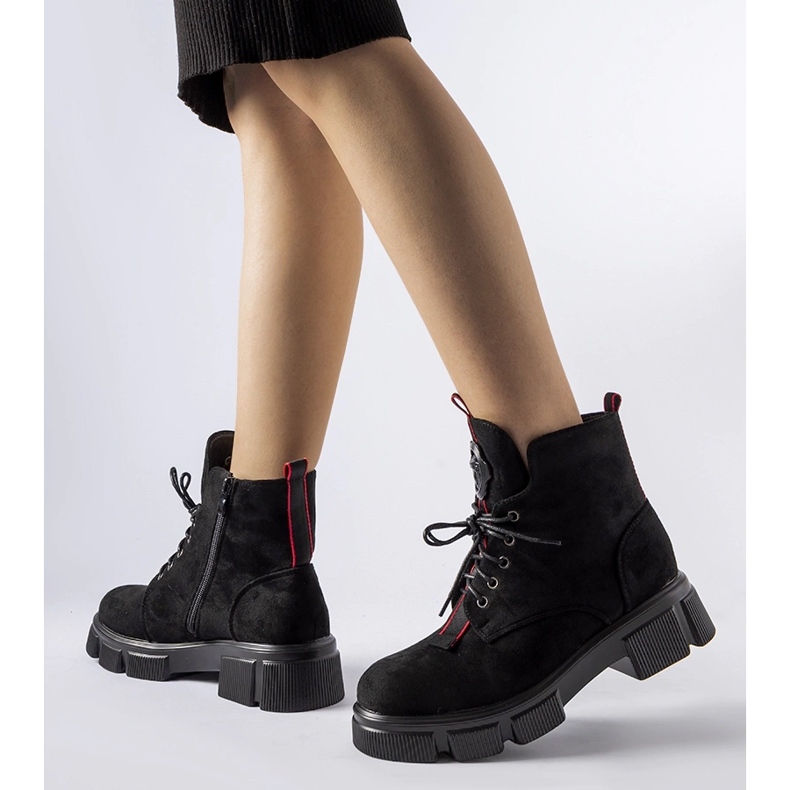 Bottines noires ornées d'une bordure Monrency rouge 1
