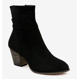 Bottines en daim noir sur le poteau LY69 1