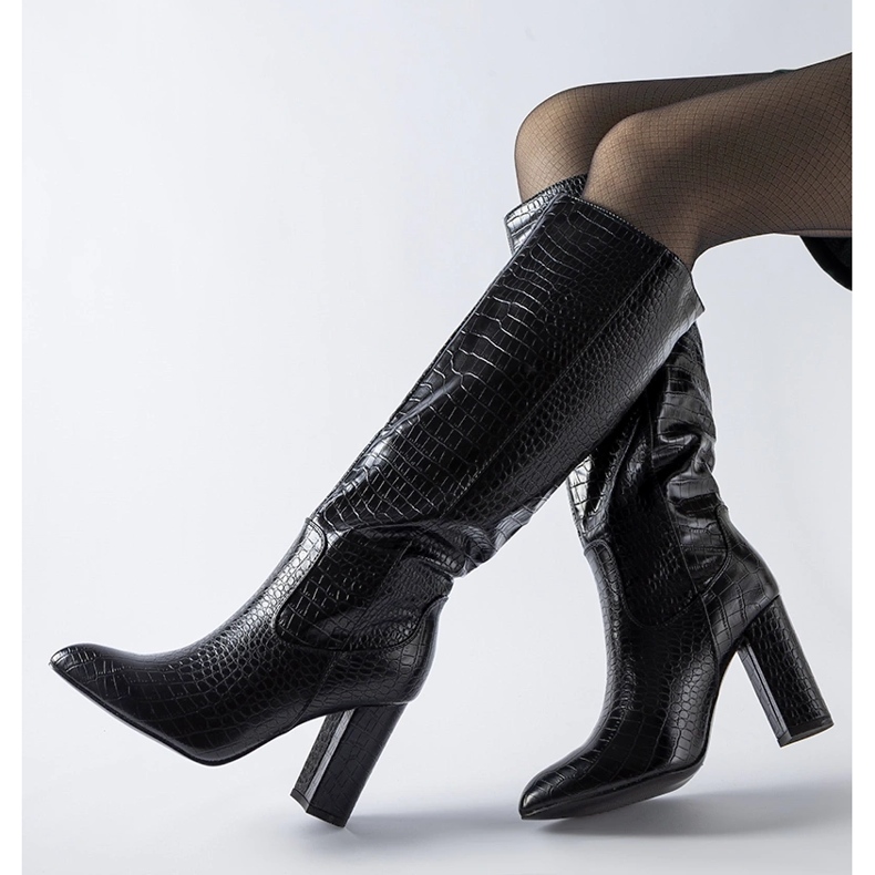 Boots noires avec embossage Facino sur le talon 1