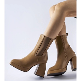 Bottines marron isolées d'Adamo brun 1