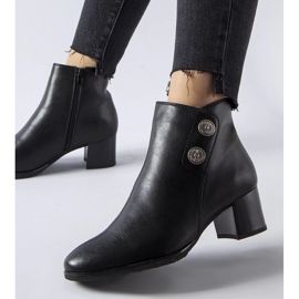 Bottes isolées noires à talon bas par Guido 1