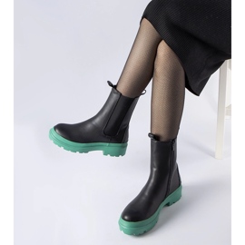 Bottines noires sur semelle verte 1