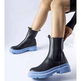 Les chaussures noires de Georgette à semelle bleue 1