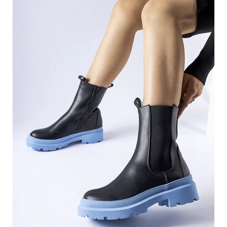 Les chaussures noires de Georgette à semelle bleue le noir 1