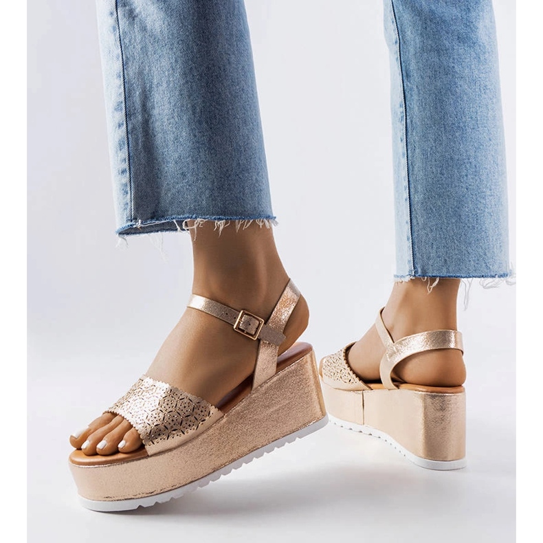 Sandales à plateforme ajourées dorées de Stockton 1